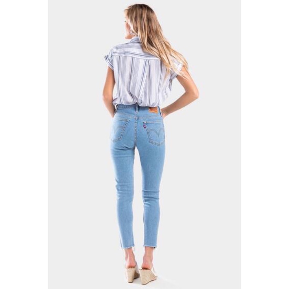 Levi’s Light Wash Distressed Raw Hem Wedgie Skinny Jeans Size 27